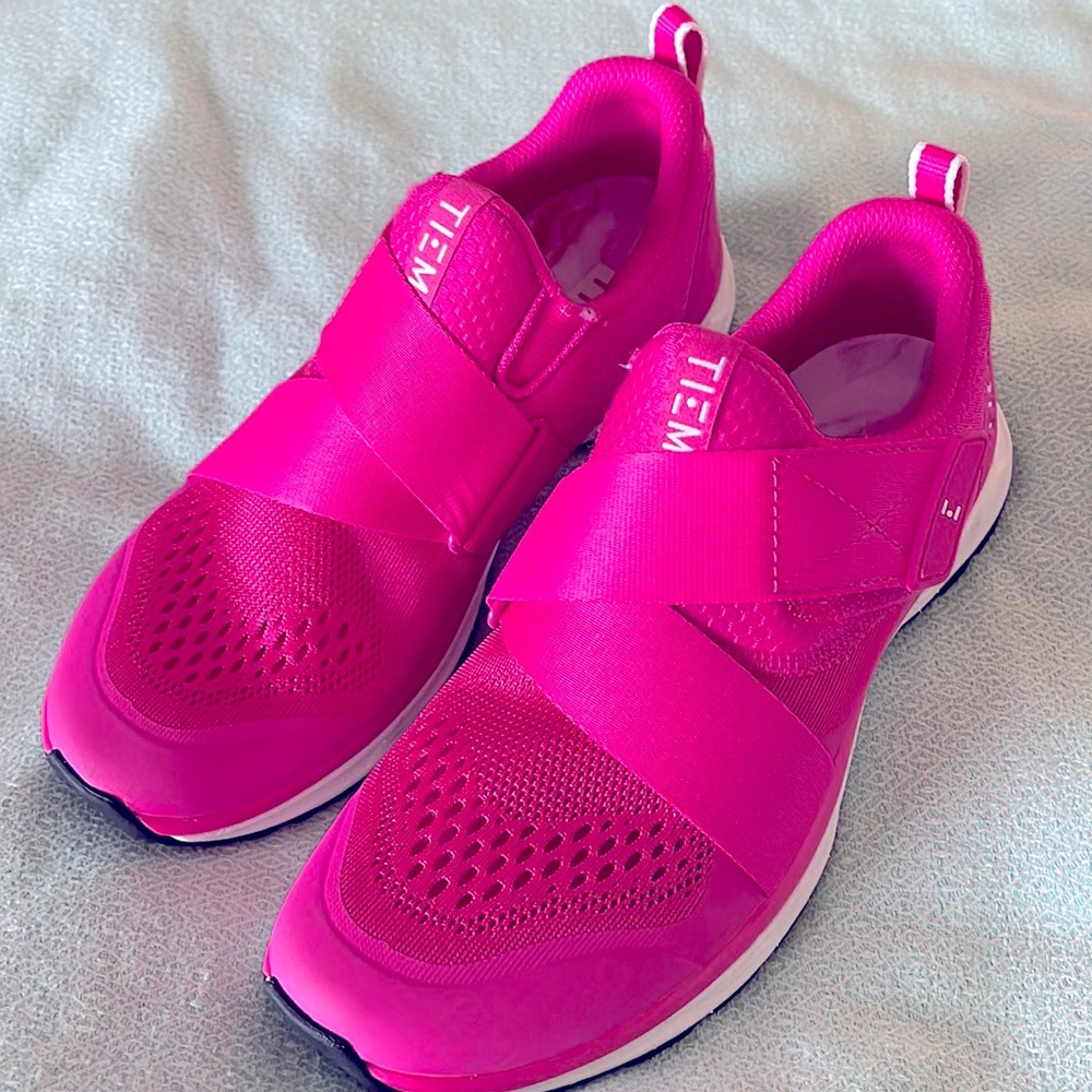 Brand new Limited Edition Vivid Pink SlipstreamTIEM spin shoes with clips